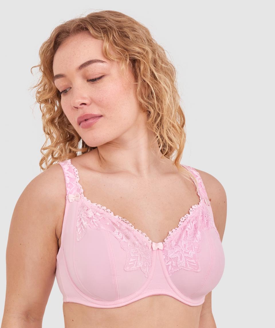Tay G wears a size 12DD bra and size 12 underwear. She is 161cm tall and has measurements of 92cm bust, a 71cm waist and 101cm hips.