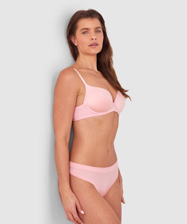 Kris wears a size 10C bra and size 10 underwear. She is 181cm tall and has measurements of 84cm bust a 66cm waist and 99cm hips.