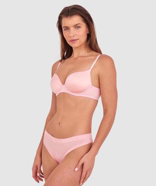Kris wears a size 10C bra and size 10 underwear. She is 181cm tall and has measurements of 84cm bust a 66cm waist and 99cm hips.
