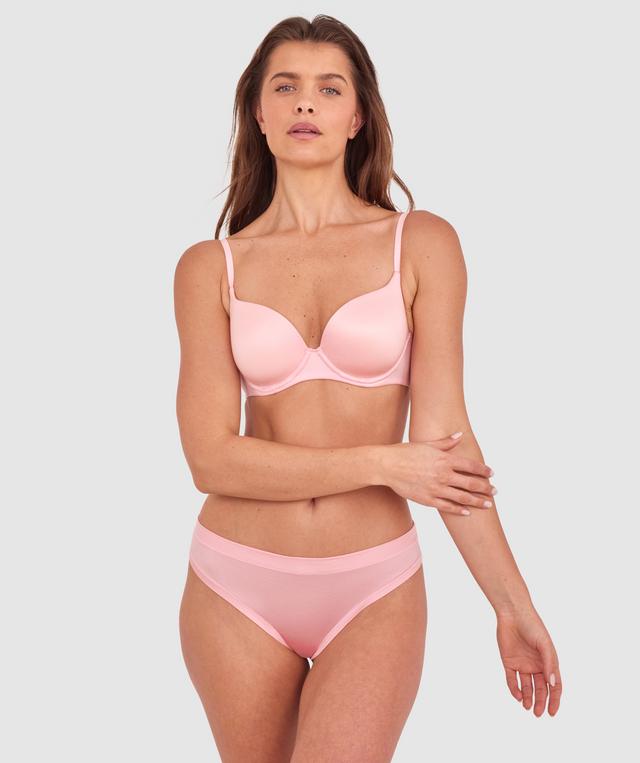 Kris wears a size 10C bra and size 10 underwear. She is 181cm tall and has measurements of 84cm bust a 66cm waist and 99cm hips.