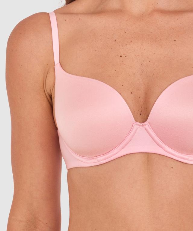 Kris wears a size 10C bra and size 10 underwear. She is 181cm tall and has measurements of 84cm bust a 66cm waist and 99cm hips.