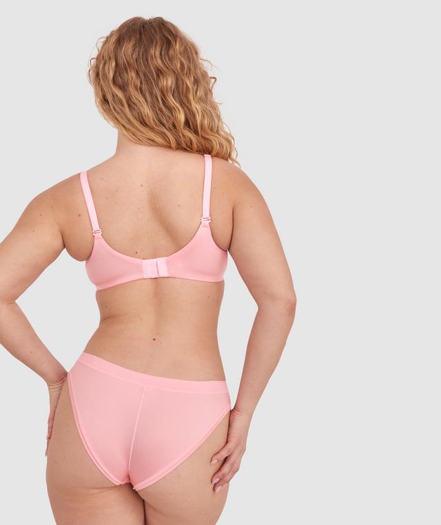 Tay G wears a size 12DD bra and size 12 underwear. She is 161cm tall and has measurements of 92cm bust a 71cm waist and 101cm hips.