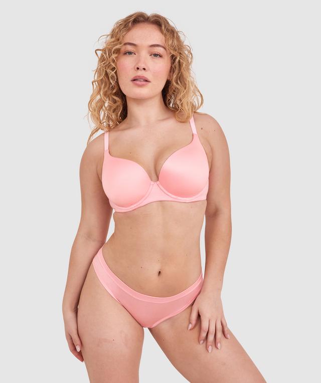 Tay G wears a size 12DD bra and size 12 underwear. She is 161cm tall and has measurements of 92cm bust a 71cm waist and 101cm hips.