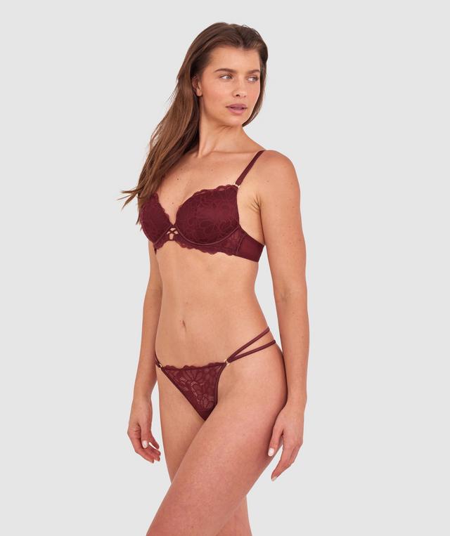 Kris wears a size 10C bra and size 10 underwear. She is 181cm tall and has measurements of 84cm bust a 66cm waist and 99cm hips.