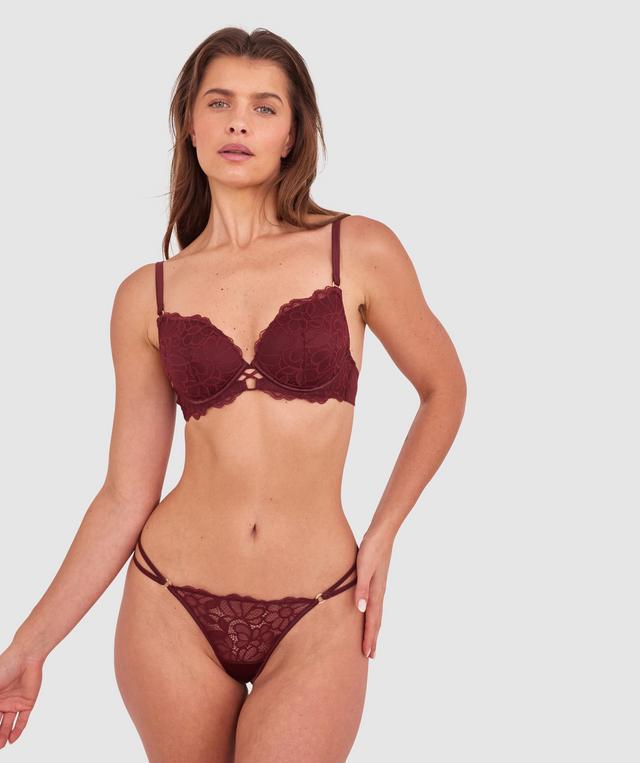 Kris wears a size 10C bra and size 10 underwear. She is 181cm tall and has measurements of 84cm bust a 66cm waist and 99cm hips.