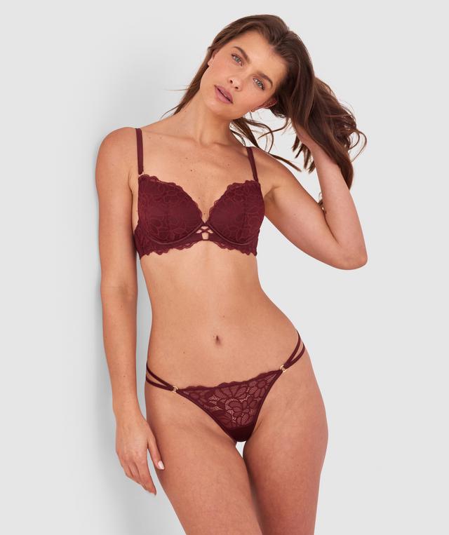 Kris wears a size 10C bra and size 10 underwear. She is 181cm tall and has measurements of 84cm bust a 66cm waist and 99cm hips.