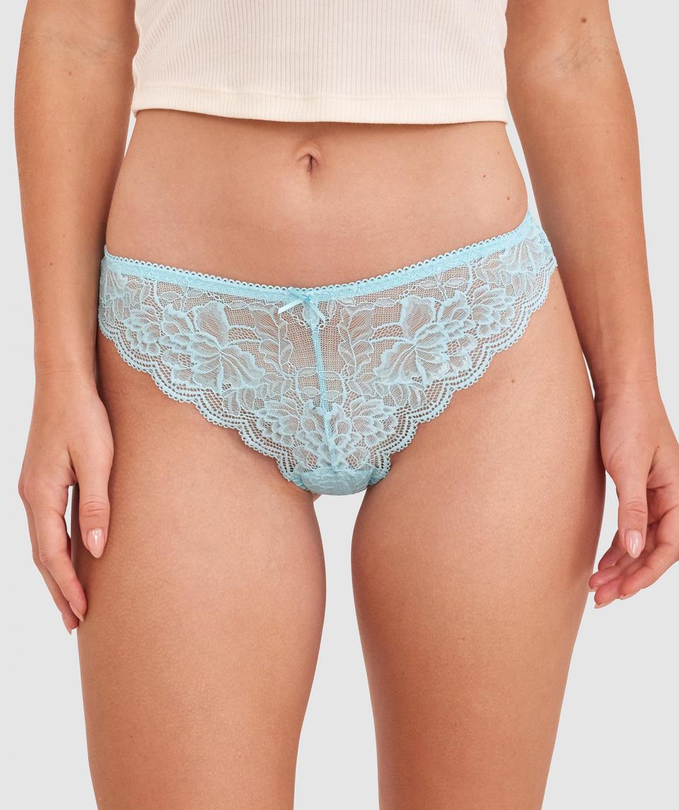 Sianie wears a size 10 B/C bra and size 10 underwear. She is 175cm tall and has measurements of 85cm bust a 66cm waist and 93cm hips.