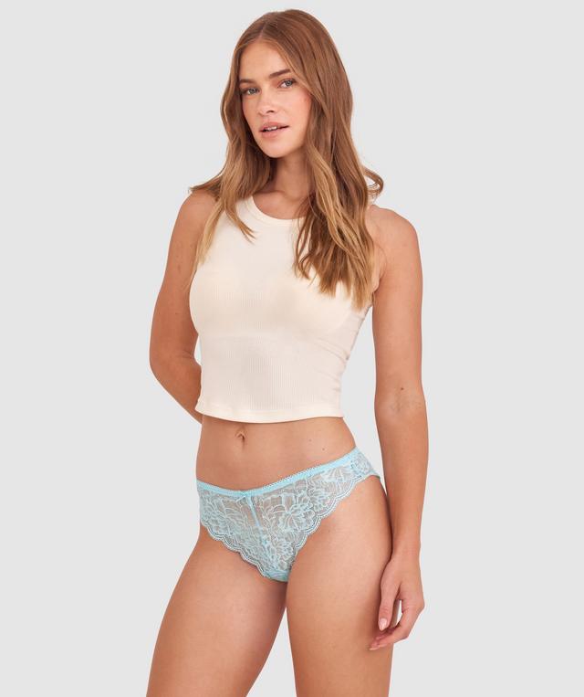 Sianie wears a size 10 B/C bra and size 10 underwear. She is 175cm tall and has measurements of 85cm bust a 66cm waist and 93cm hips.
