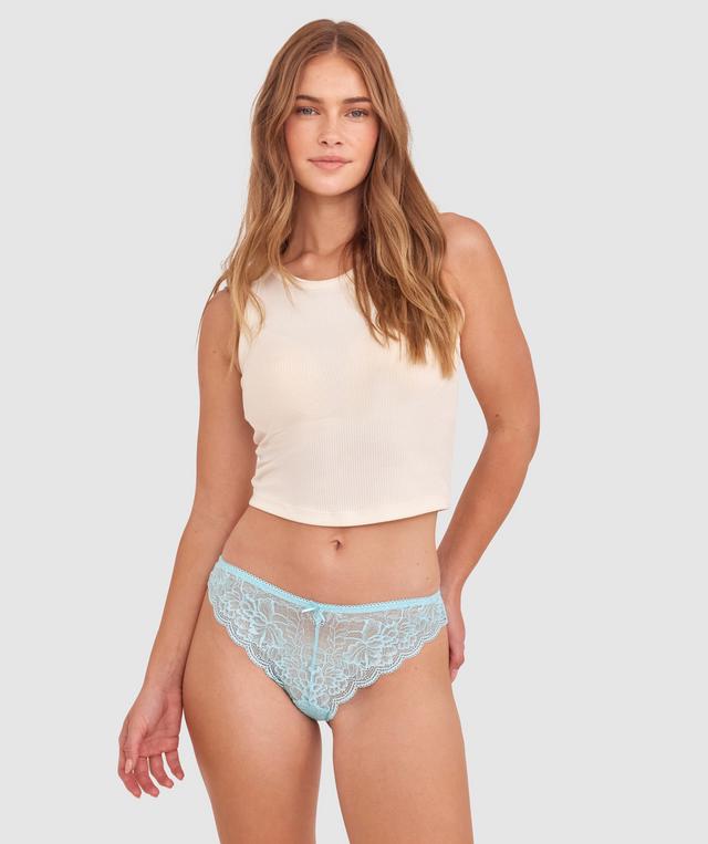 Sianie wears a size 10 B/C bra and size 10 underwear. She is 175cm tall and has measurements of 85cm bust a 66cm waist and 93cm hips.