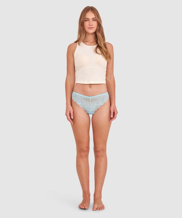 Sianie wears a size 10 B/C bra and size 10 underwear. She is 175cm tall and has measurements of 85cm bust a 66cm waist and 93cm hips.