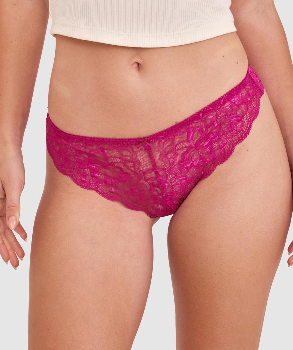 Sianie wears a size 10 B/C bra and size 10 underwear. She is 175cm tall and has measurements of 85cm bust a 66cm waist and 93cm hips.