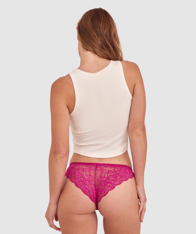 Sianie wears a size 10 B/C bra and size 10 underwear. She is 175cm tall and has measurements of 85cm bust a 66cm waist and 93cm hips.