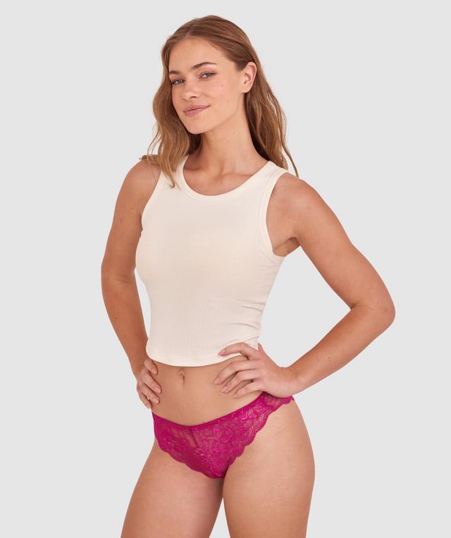 Sianie wears a size 10 B/C bra and size 10 underwear. She is 175cm tall and has measurements of 85cm bust a 66cm waist and 93cm hips.