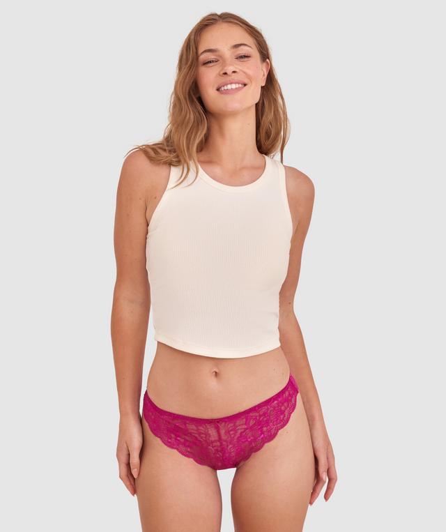 Sianie wears a size 10 B/C bra and size 10 underwear. She is 175cm tall and has measurements of 85cm bust a 66cm waist and 93cm hips.