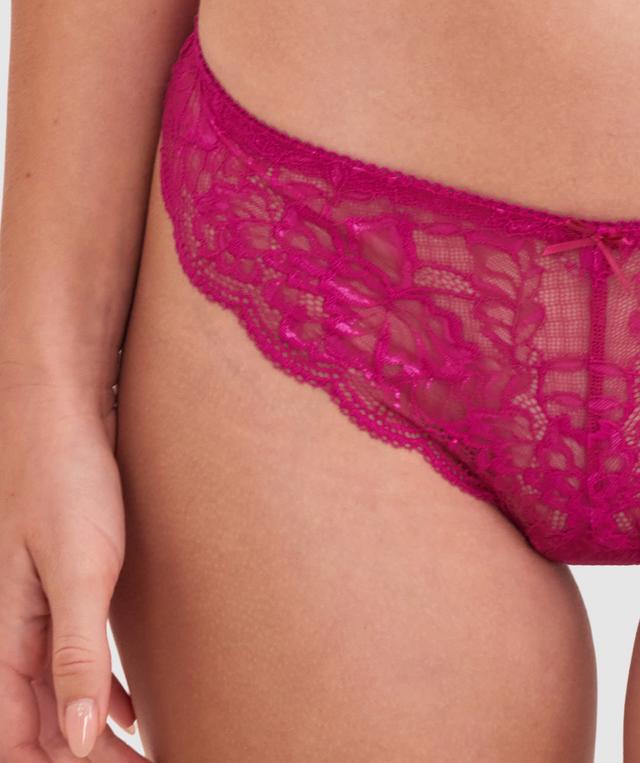 Sianie wears a size 10 B/C bra and size 10 underwear. She is 175cm tall and has measurements of 85cm bust a 66cm waist and 93cm hips.