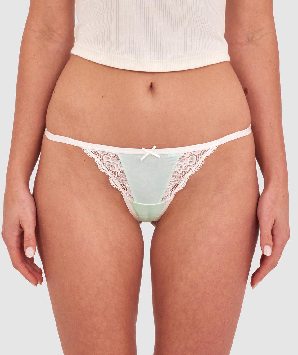 Kris wears a size 10C bra and size 10 underwear. She is 181cm tall and has measurements of 84cm bust a 66cm waist and 99cm hips.