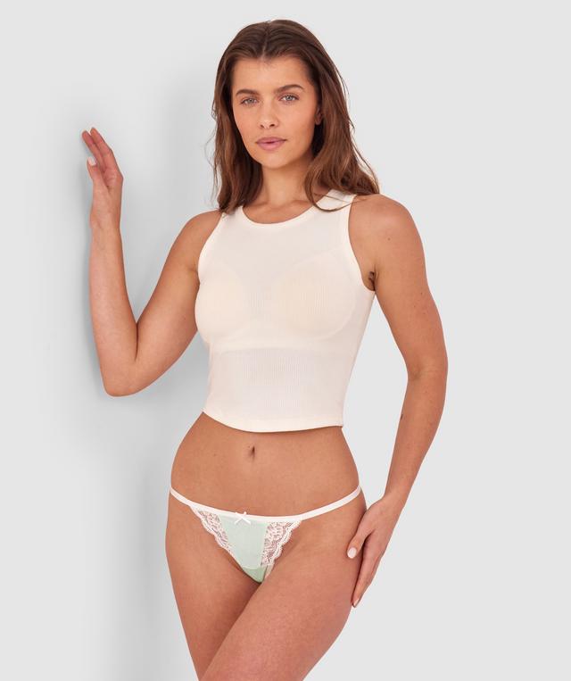 Kris wears a size 10C bra and size 10 underwear. She is 181cm tall and has measurements of 84cm bust a 66cm waist and 99cm hips.
