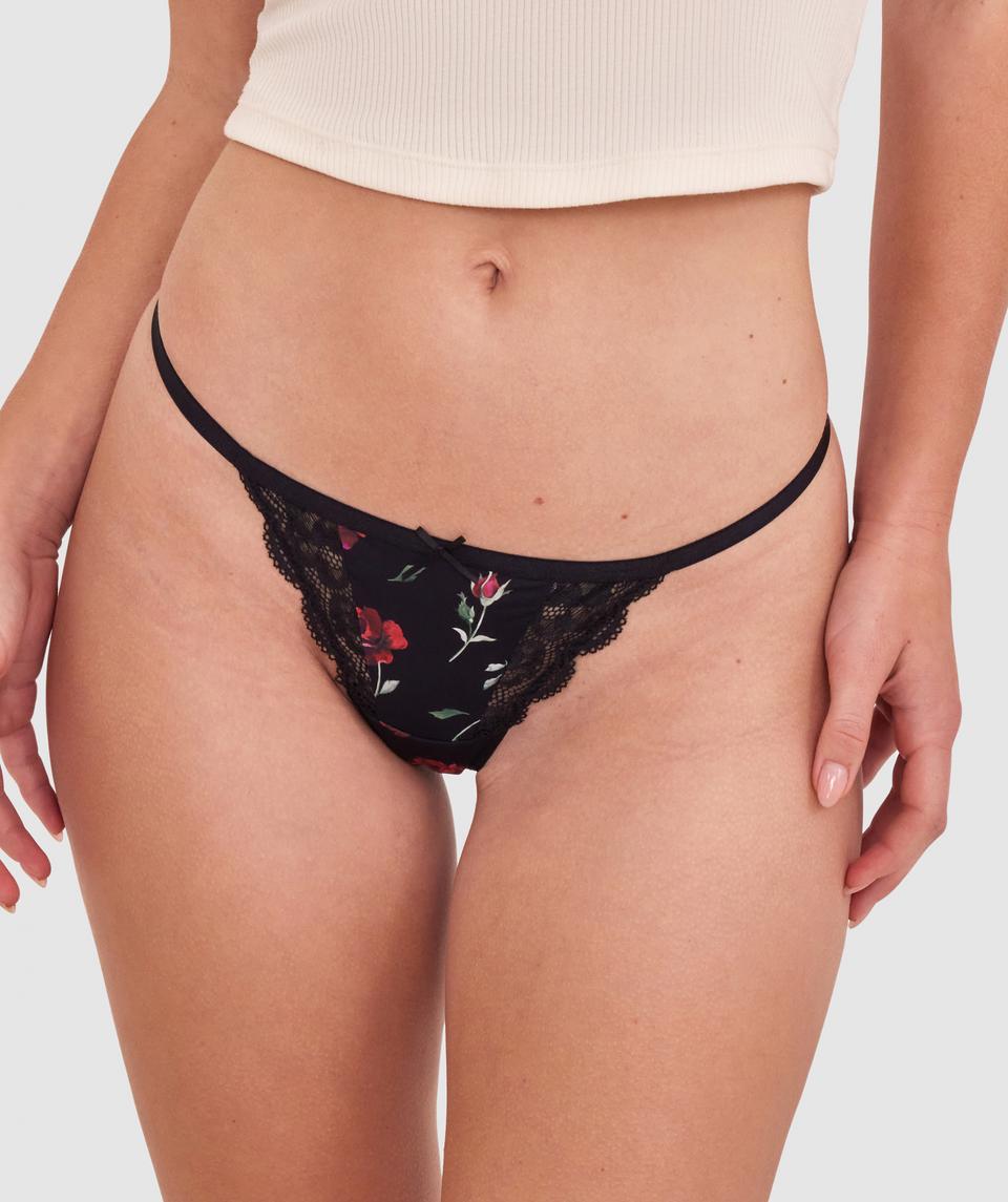 Sianie  wears a size 10 B/C bra and size 10 underwear. She is 175cm tall and has measurements of 85cm bust a 66cm waist and 93cm hips.