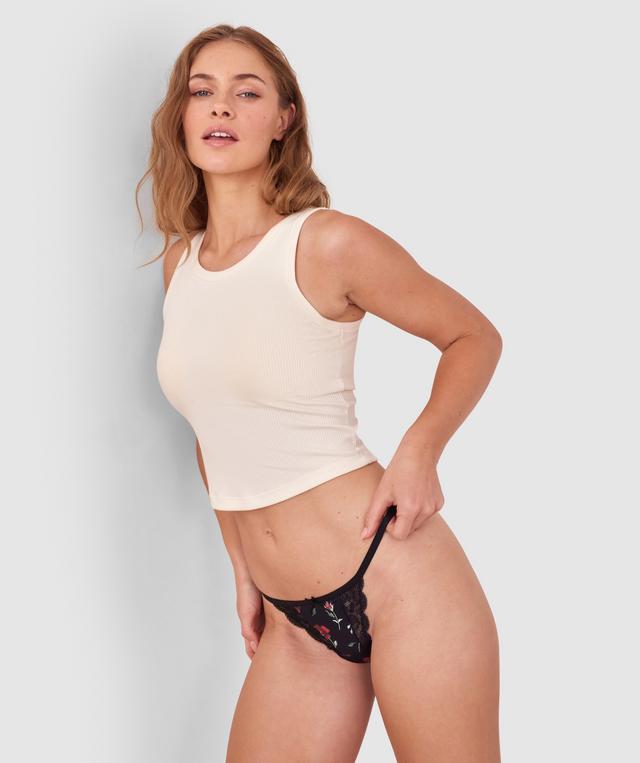 Sianie  wears a size 10 B/C bra and size 10 underwear. She is 175cm tall and has measurements of 85cm bust a 66cm waist and 93cm hips.