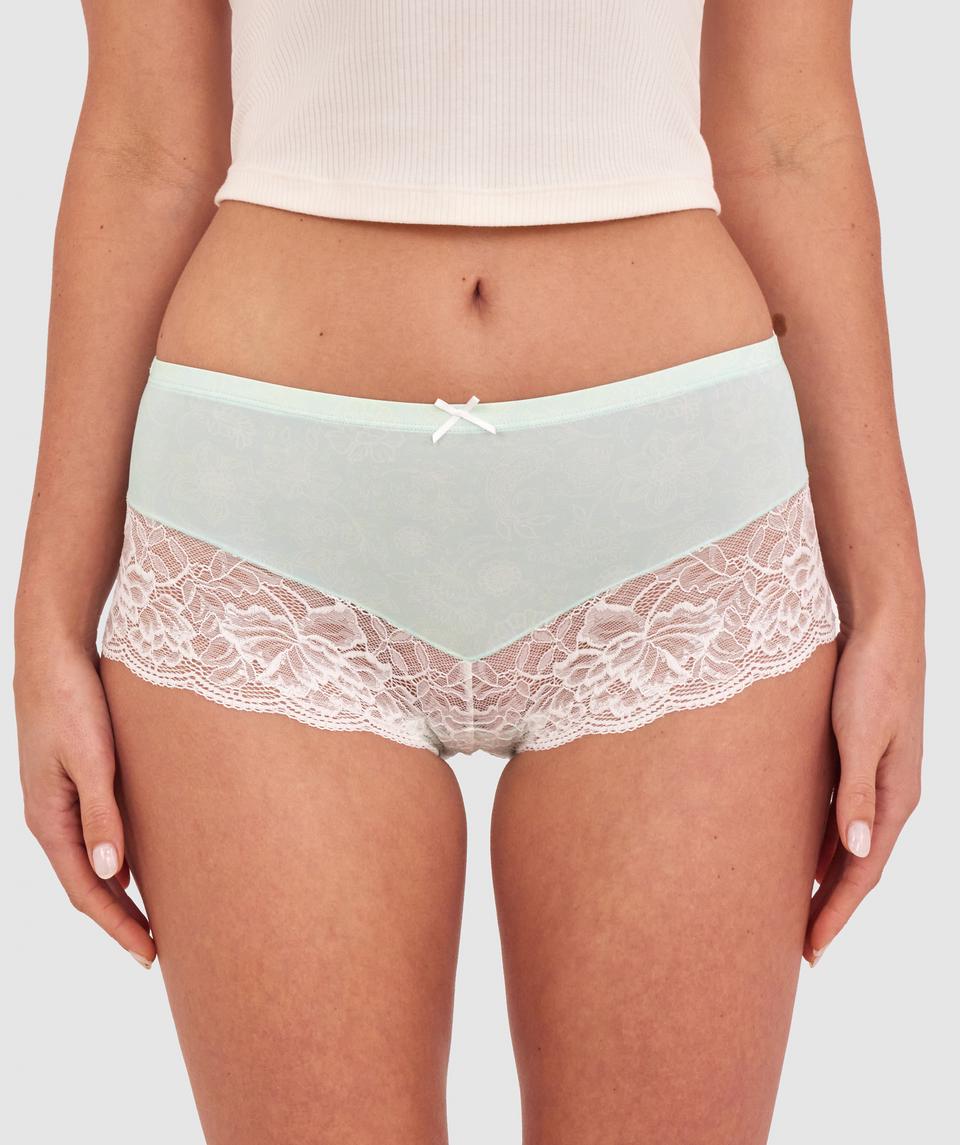 Kris wears a size 10C bra and size 10 underwear. She is 181cm tall and has measurements of 84cm bust a 66cm waist and 99cm hips.