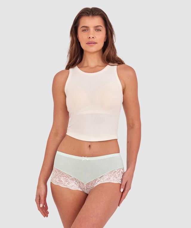 Kris wears a size 10C bra and size 10 underwear. She is 181cm tall and has measurements of 84cm bust a 66cm waist and 99cm hips.