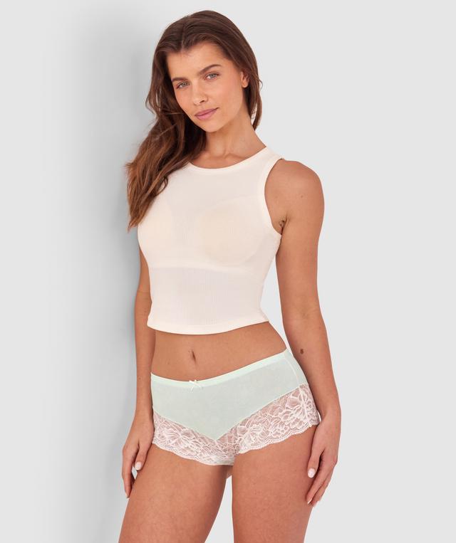Kris wears a size 10C bra and size 10 underwear. She is 181cm tall and has measurements of 84cm bust a 66cm waist and 99cm hips.