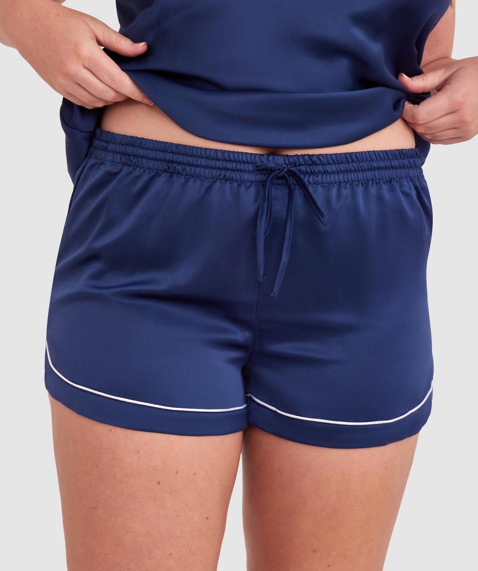 Brooke is wearing a 12DD/M top and 12/M bottom, with bust 97cm/40in, waist 81cm/31 1/2in, and hip 106cm/42 1/2in. She stands at 175cm/5'8in.