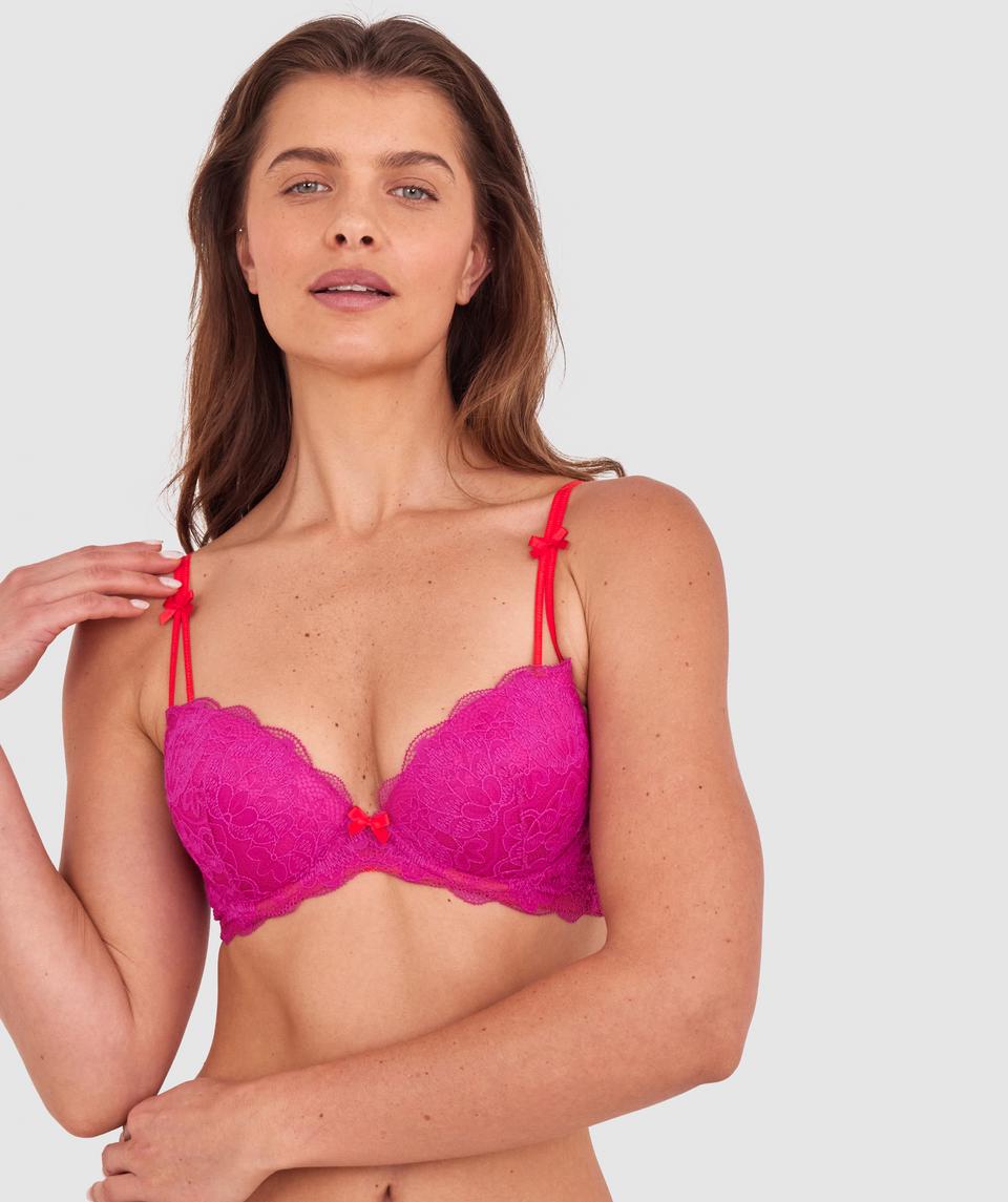 Kris wears a size 10C bra and size 10 underwear. She is 181cm tall and has measurements of 84cm bust a 66cm waist and 99cm hips.