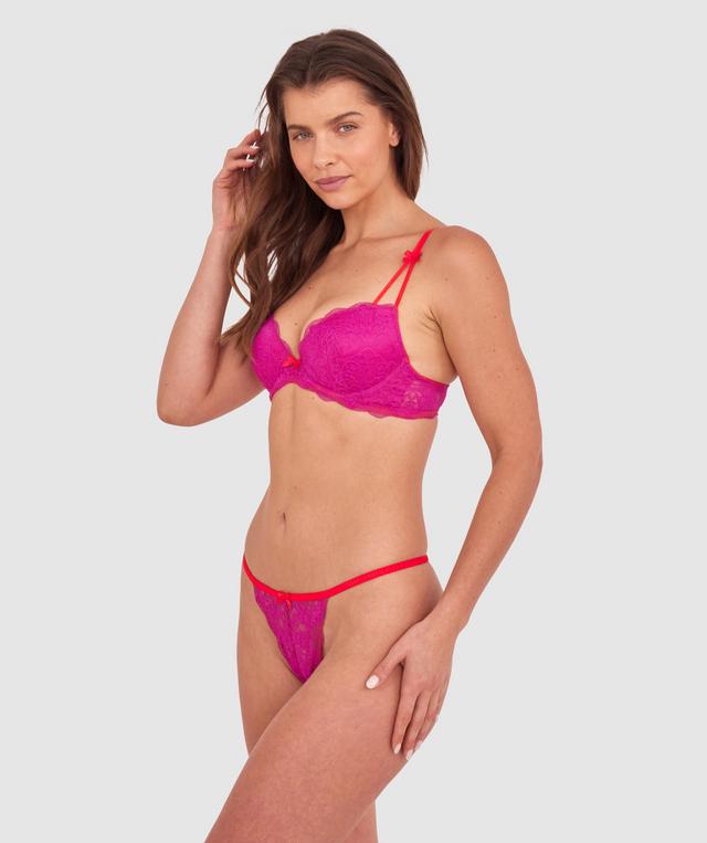 Kris wears a size 10C bra and size 10 underwear. She is 181cm tall and has measurements of 84cm bust a 66cm waist and 99cm hips.