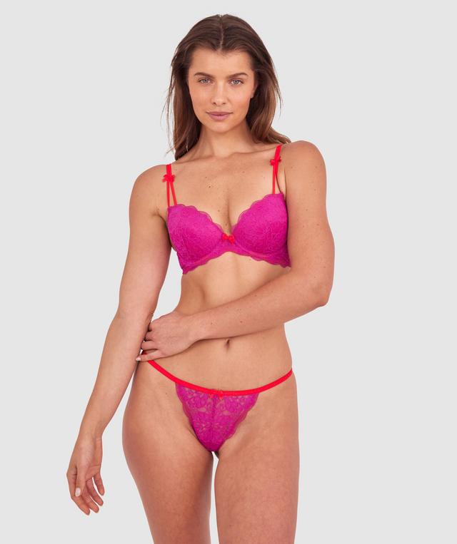 Kris wears a size 10C bra and size 10 underwear. She is 181cm tall and has measurements of 84cm bust a 66cm waist and 99cm hips.