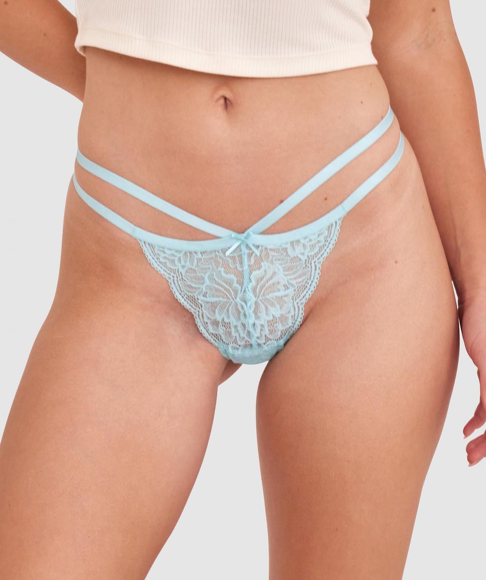 Sianie  wears a size 10 B/C bra and size 10 underwear. She is 175cm tall and has measurements of 85cm bust a 66cm waist and 93cm hips.