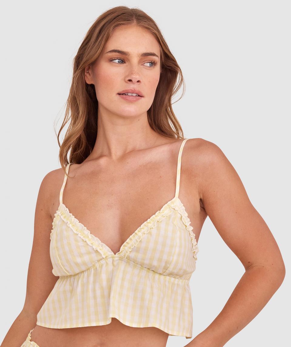Sianie wears a size 10 B/C bra and size 10 underwear. She is 175cm tall and has measurements of 85cm bust a 66cm waist and 93cm hips.
