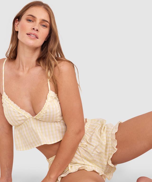 Sianie wears a size 10 B/C bra and size 10 underwear. She is 175cm tall and has measurements of 85cm bust a 66cm waist and 93cm hips.