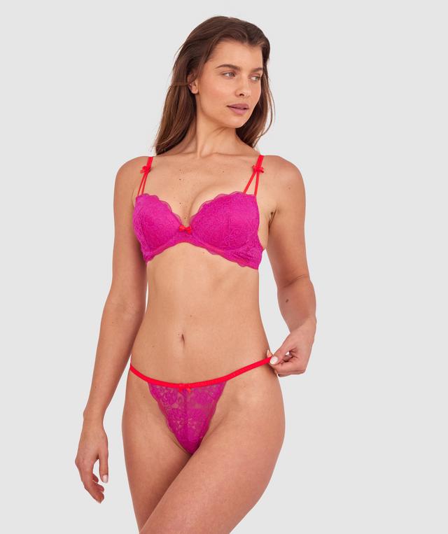 Kris wears a size 10C bra and size 10 underwear. She is 181cm tall and has measurements of 84cm bust a 66cm waist and 99cm hips.