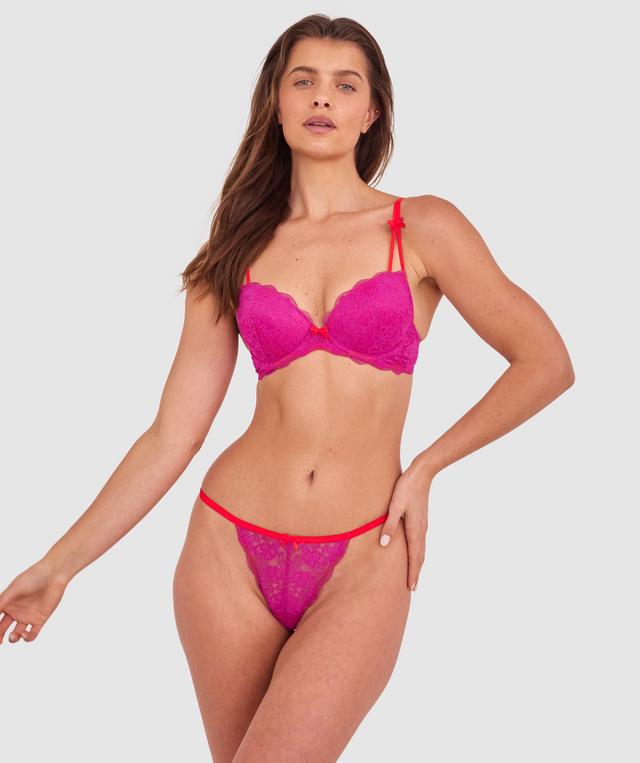 Kris wears a size 10C bra and size 10 underwear. She is 181cm tall and has measurements of 84cm bust a 66cm waist and 99cm hips.