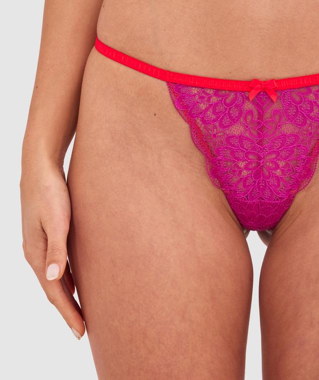 Kris wears a size 10C bra and size 10 underwear. She is 181cm tall and has measurements of 84cm bust a 66cm waist and 99cm hips.