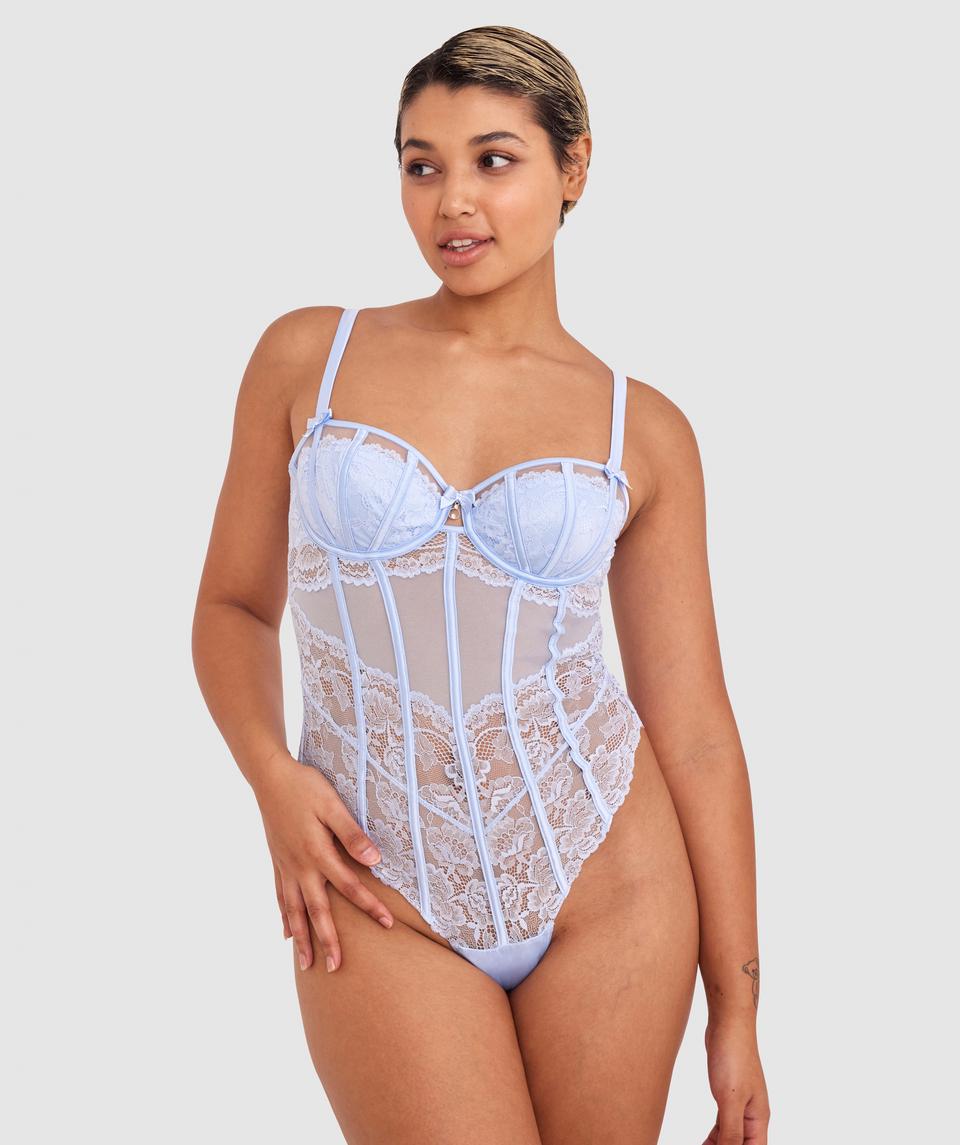 Sarah is wearing a 10B/C top and 10 bottom, with bust 85cm/33.5in, waist 66cm/26in, and hip 99cm/39in. She stands at 174cm/5'7in.