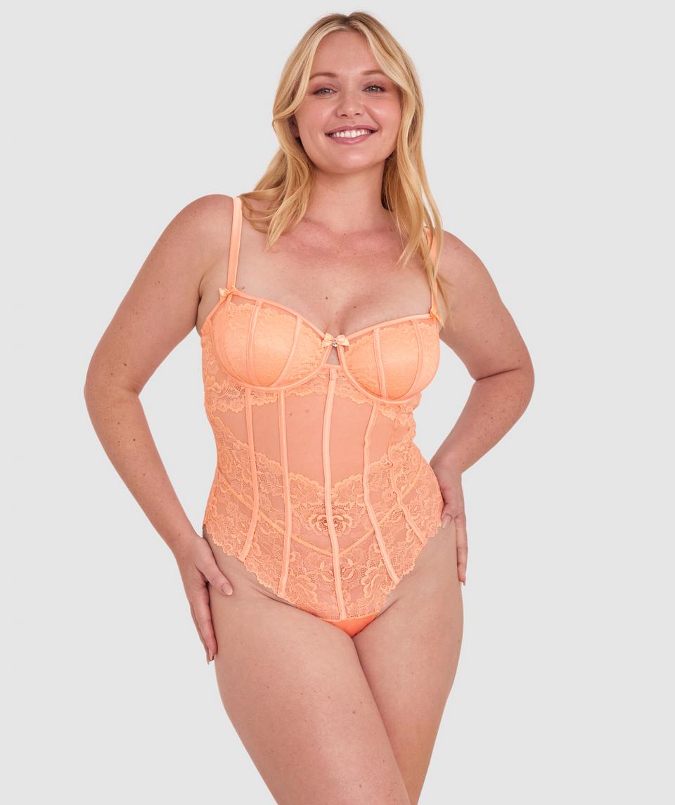 Brooke is wearing a 12DD/M top and 12/M bottom, with bust 99cm/39in, waist 82cm/32.5in, and hip 106cm/42 1/2in. She stands at 175cm/5'8in.
