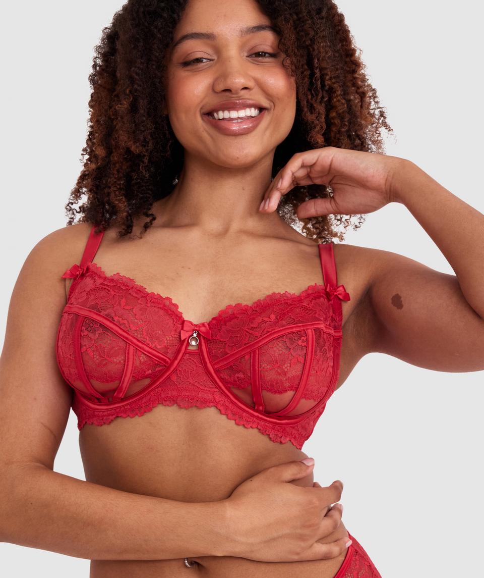 Cameron is wearing a 12DD bra and 12 underwear, with waist 72cm/28in, and hip 88cm/34.5in. She stands at 165cm/5'5in.