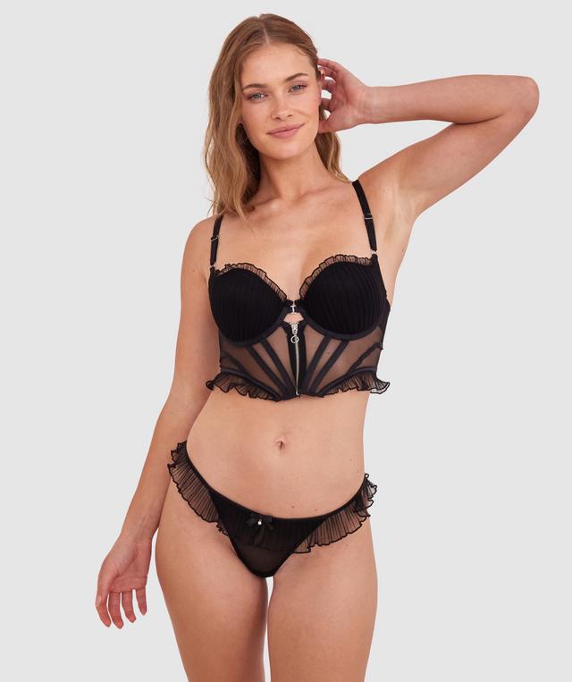 Sianie wears a size 10 B/C bra and size 10 underwear. She is 175cm tall and has measurements of 85cm bust a 66cm waist and 93cm hips.