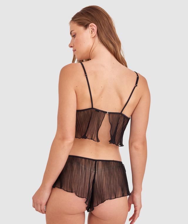 Sianie  wears a size 10 B/C bra and size 10 underwear. She is 175cm tall and has measurements of 85cm bust a 66cm waist and 93cm hips.