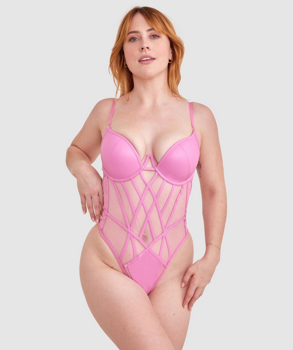 Lucy is wearing a 12DD top and 12 bottom. She stands at 165cm/5'4in.