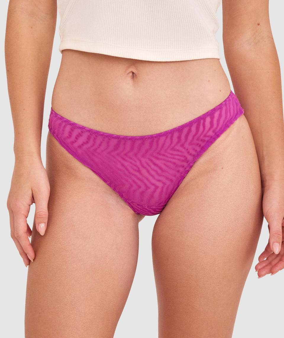 Sianie wears a size 10 B/C bra and size 10 underwear. She is 175cm tall and has measurements of 85cm bust a 66cm waist and 93cm hips.