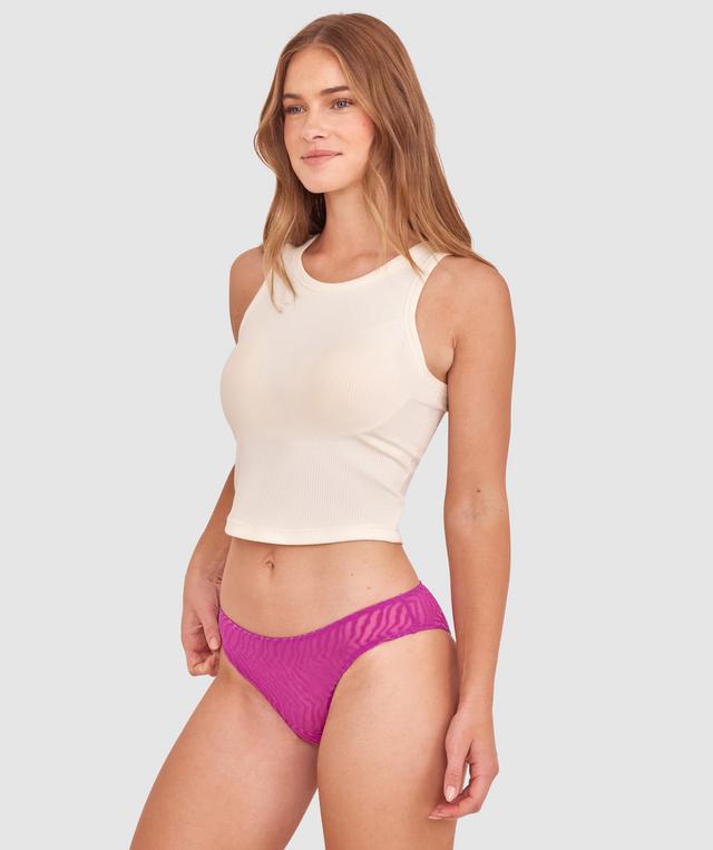 Sianie wears a size 10 B/C bra and size 10 underwear. She is 175cm tall and has measurements of 85cm bust a 66cm waist and 93cm hips.