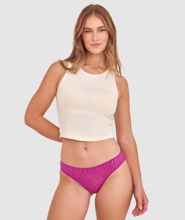 Sianie wears a size 10 B/C bra and size 10 underwear. She is 175cm tall and has measurements of 85cm bust a 66cm waist and 93cm hips.