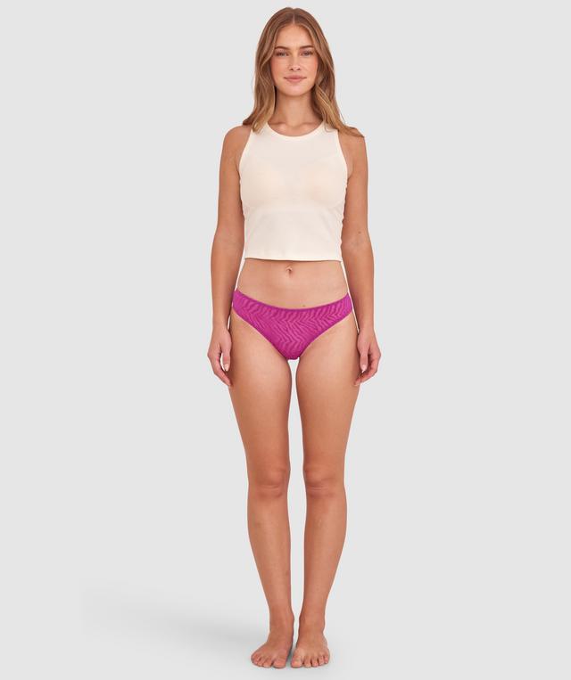 Sianie wears a size 10 B/C bra and size 10 underwear. She is 175cm tall and has measurements of 85cm bust a 66cm waist and 93cm hips.