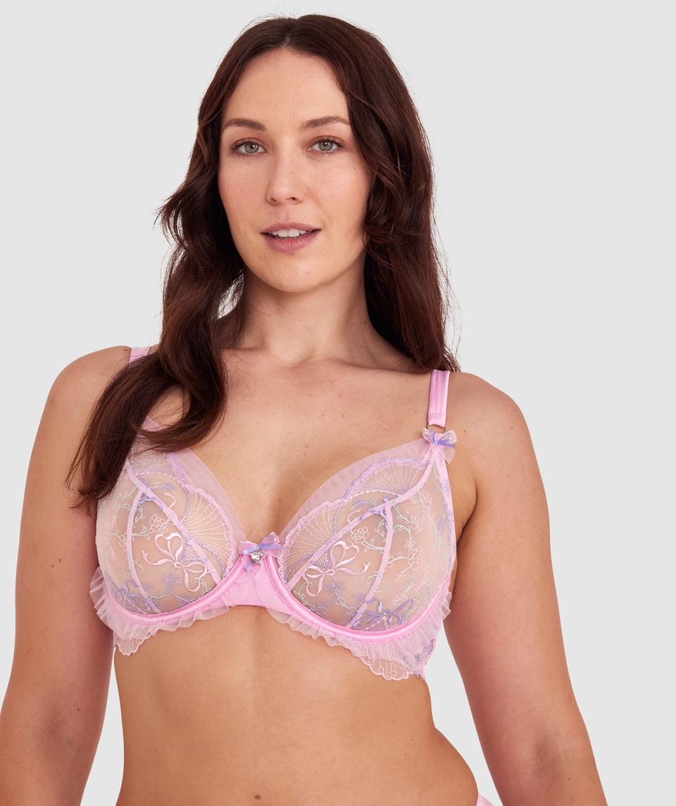 Lucy is wearing a 12DD top and 12 bottom. She stands at 165cm/5'4in.