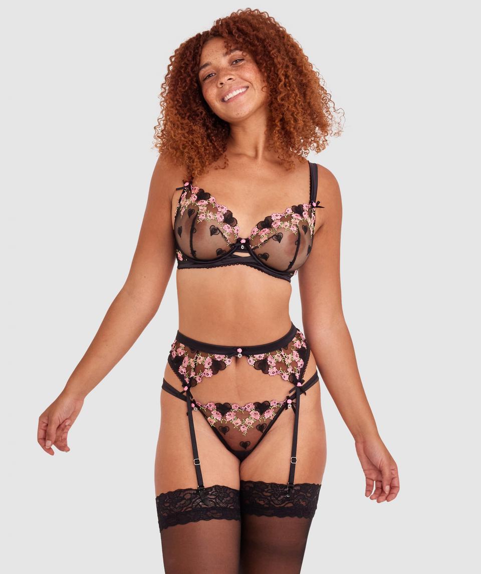 Zara is wearing a 12DD top and 12 bottom, with bust 89cm/35in, waist 71cm/28in, and hip 102cm/40in. She stands at 180cm/5'11in.