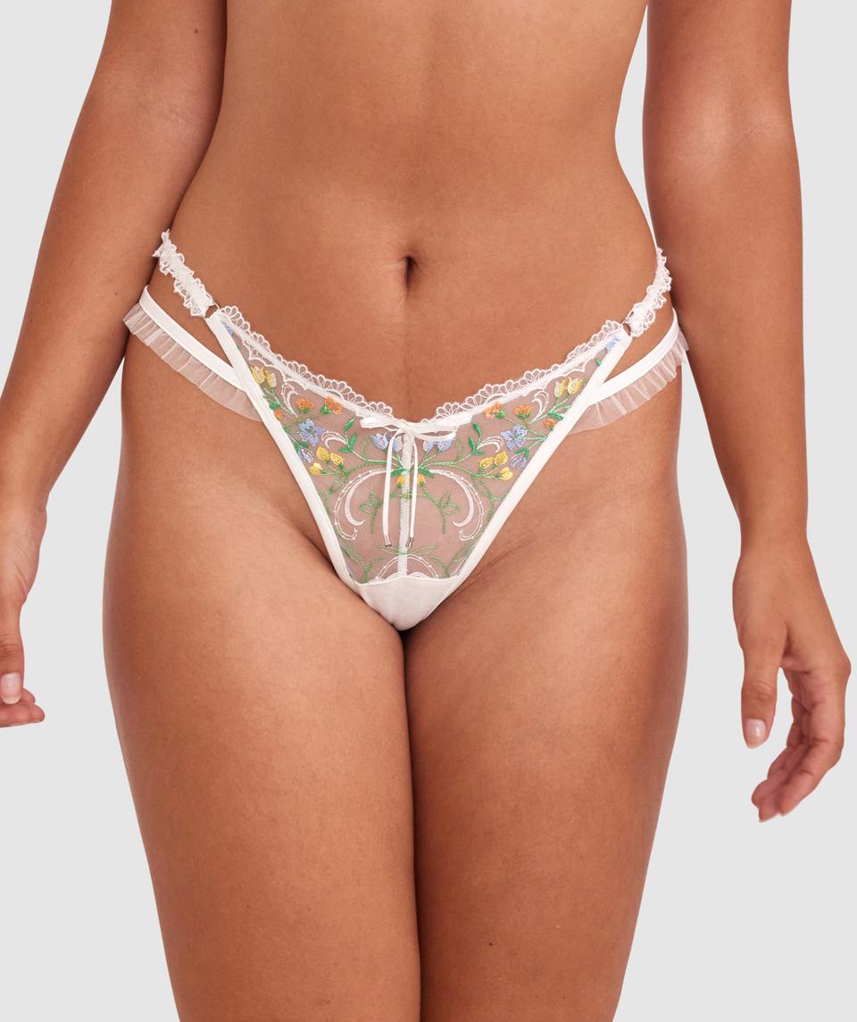 Zara is wearing a 12DD top and 12 bottom, with bust 89cm/35in, waist 71cm/28in, and hip 102cm/40in. She stands at 180cm/5'11in.