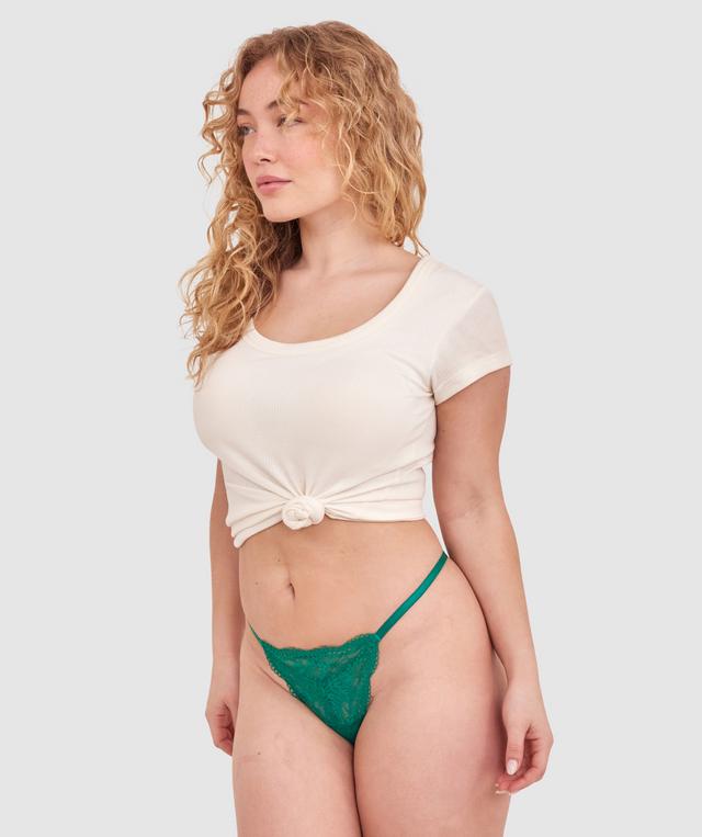 Tay G wears a size 12DD bra and size 12 underwear. She is 161cm tall and has measurements of 92cm bust a 71cm waist and 101cm hips.